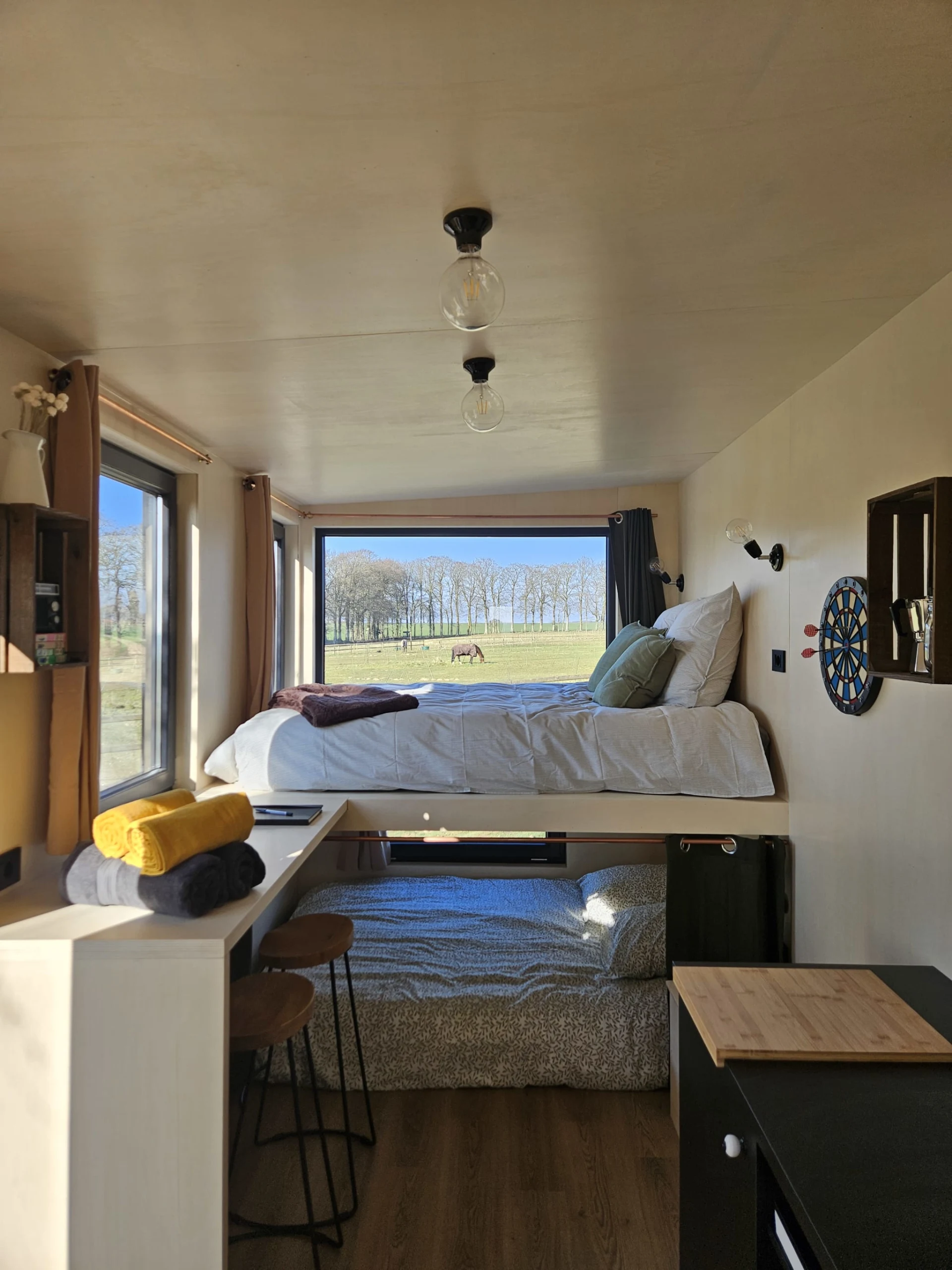 Piece principal avec le lit principal de la tiny house le haras