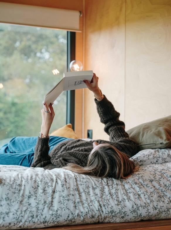 Lecture chill dans une tiny house