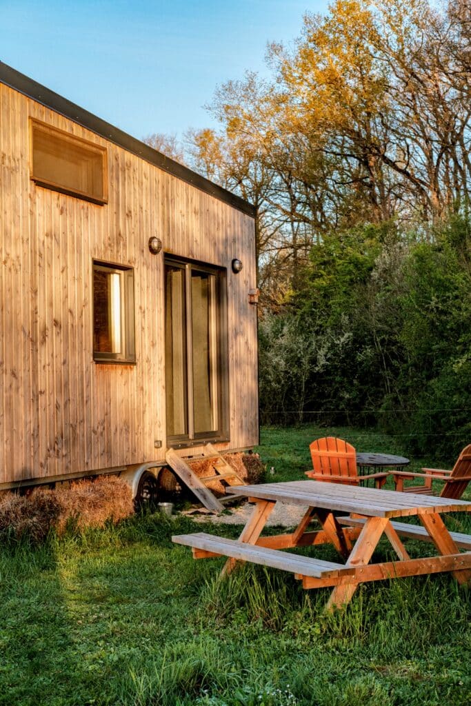 Tiny House La Chèvrerie au levé du soleil dans la nature